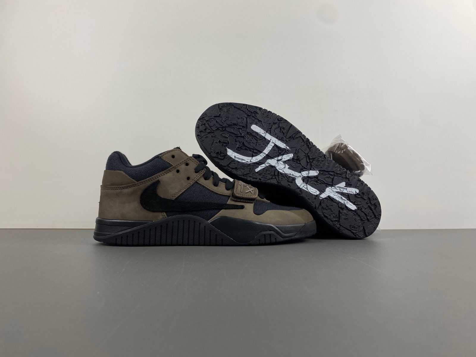 Travis Scott x Air Jordan 1 Low JACK  FZ8117-204